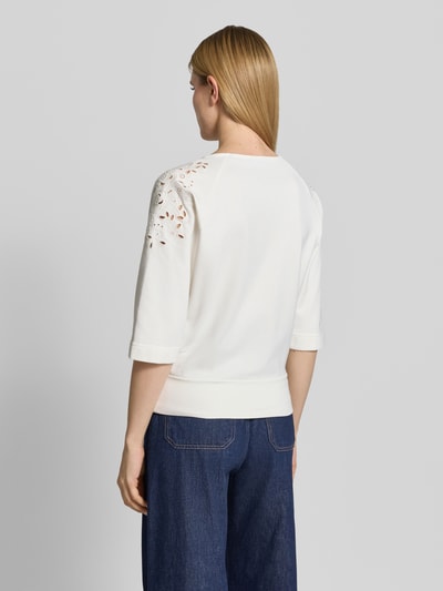Vrouwenmodel draagt Sweatshirt mit Lochstickerei und 3/4-Arm van Zero, wit met opengewerkte details, loose fit, katoenmix, 3/4-mouw, rugaanzicht.