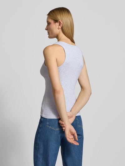 Modelka nosi top Tanktop z okrągłym dekoltem od Lanius, czysta bawełna, krój slim fit, długość tyłu w rozmiarze 36: 55 cm, całkowity widok z tyłu.