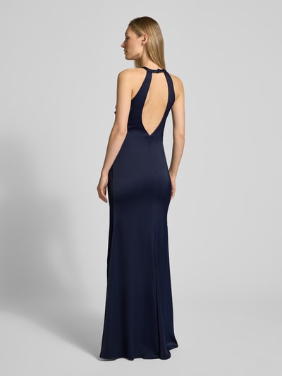 Frauenmodel trägt Slim Fit Abendkleid mit Raffungen von Luxuar, dunkelblauer Stoff, Rückenausschnitt, Halterneck, Ganzkörperansicht Rückansicht.