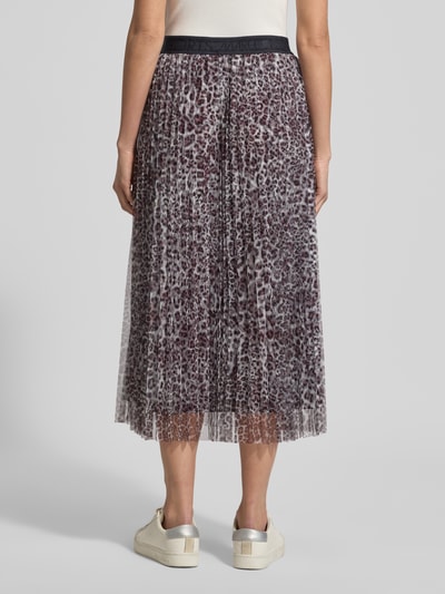 Vrouwenmodel draagt Midirok in plooien-look met all-over dierenprint van Marc Cain, lichte A-lijn, elastische band, gestikt logo, totale lengte 86 cm, bandwijdte 38 cm. Volledige rugaanzicht.