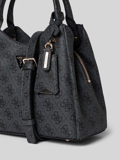 Produktfoto, Handtasche mit Logo-Muster Modell 'ECO MERIDIAN II' von Guess, Label-Applikation, Hauptfach mit Reißverschluss, Tragehenkel, Schulterriemen, Breite 27 cm, Länge 21 cm, Tiefe 12 cm, Länge Schulterriemen 120 cm, dunkelgraue strukturierte Oberfläche.