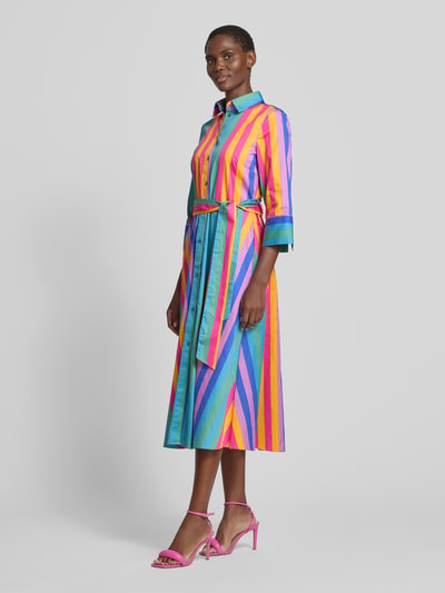 Frauenmodel trägt Hemdblusenkleid mit 3/4-Arm und Bindegürtel von Christian Berg Woman, Reine Baumwolle, Taillierter Schnitt, Midikleid, Hemdblusenkragen, Knopfleiste, bunte Streifen, glatte Textur, Ganzkörperansicht von vorne.
