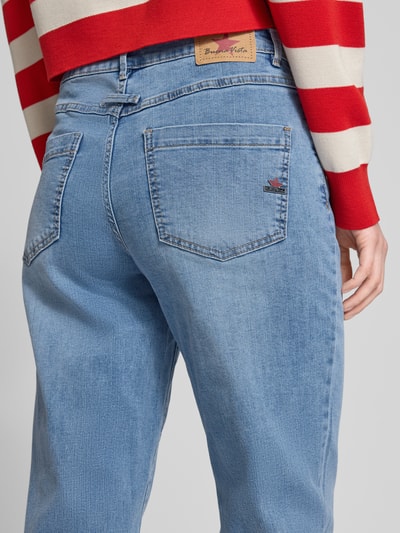 Frauenmodel trägt Jeans mit 5-Pocket-Design von Buena Vista in Hellblau, lockerer Schnitt, sichtbarer Baumwoll-Mix, Nahaufnahme Rückansicht.