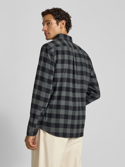 Männermodel trägt kariertes Regular Fit Freizeithemd aus reiner Baumwolle Modell 'Rickert_M' von BOSS für BOSS Orange, Ganzkörperansicht Rückansicht.
