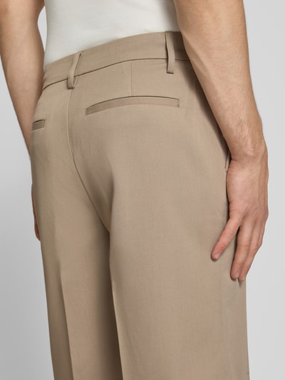 Männermodel trägt loose fit heren 'Loose Fit Chinoshorts mit viscose' van Only & Sons in beige, detailopname achterkant