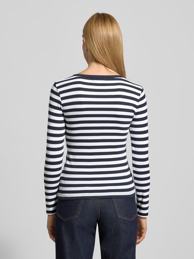 Vrouwenmodel draagt Shirt met lange mouwen met korte knoopsluiting van Christian Berg Woman, mix van biologisch katoen, slim fit, ruglengte maat S 55 cm, donkerblauw-wit gestreept, helemaal van achteren.