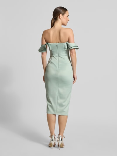 Frauenmodel trägt Slim Fit Midikleid mit Gehschlitz von Lipsy, Elastischer-Material-Mix, Raffung, Ärmelloses-Design, Pastellgrün, Ganzkörperansicht Rückansicht.