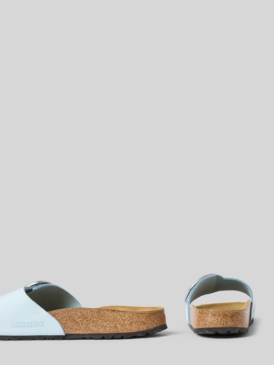 Produktfoto, Sandalette aus Nubukleder Modell 'MADRID BIG BUCKLE' von Birkenstock, zakładana przez głowę, sprzączka z logo, wysokość obcasa 2 cm, wysokość cholewki 1 cm, szerokość w rozmiarze 40: 7 cm, jasnoniebieska, naturalna skóra, czarna podeszwa, faktura matowa.