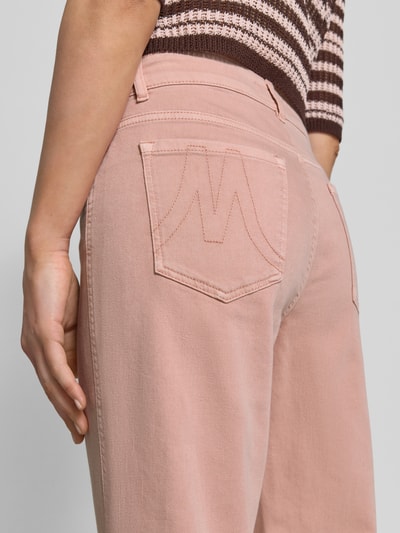 Frauenmodel trägt Feminine Fit Jeans mit Fransen und wpuszczane kieszenie od Marc Cain, mieszanka bawełny i elastanu, róż, detal kieszeni z tyłu, zdjęcie detailaufnahme tył.