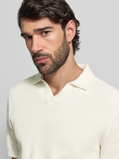 Männermodel trägt Regular Fit Poloshirt mit gerippten Abschlüssen von MCNEAL, Reine Baumwolle, Polokragen, Nahaufnahme Oberkörper.
