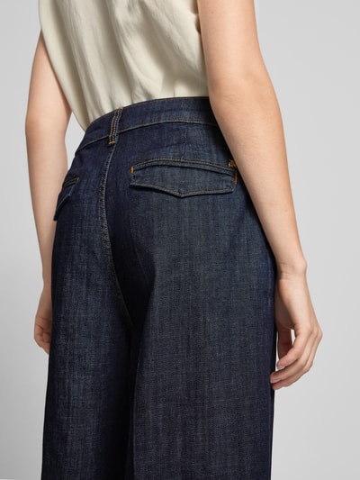 Frauenmodel trägt Cropped Wide Leg Jeanshose Modell 'Bantry Nippon' von MOS MOSH aus dunklem Baumwoll-Mix mit Stretch-Anteil, Nahaufnahme Rückansicht.