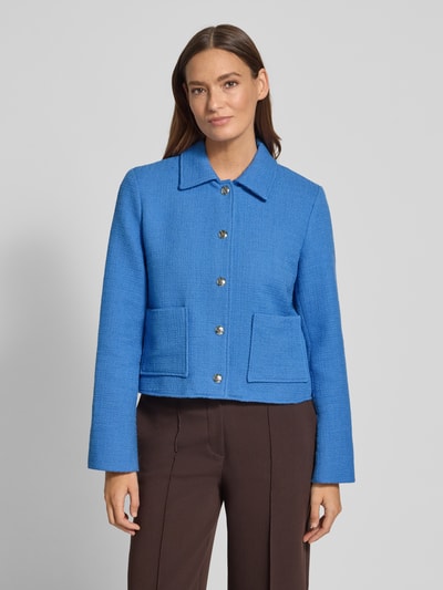 Vrouwenmodel draagt Regular fit Jacke mit Umlegekragen Modell 'Nilsa' van MOS MOSH in blauw katoenmix met opgestikte zakken, knoopsluiting, ruglengte 51 cm, borstwijdte 52 cm, mouwlengte 62 cm, voorkant bovenlichaam close-up.