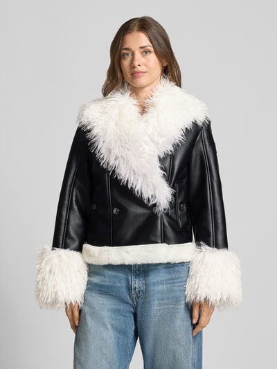 Vrouwenmodel draagt zwarte Regular Fit kunstleren jas met dubbele knoopsluiting model 'SPORTS D' van Marc Cain, witte fluffy details, dames leren-/kunstleren jas, vooraanzicht bovenlichaam