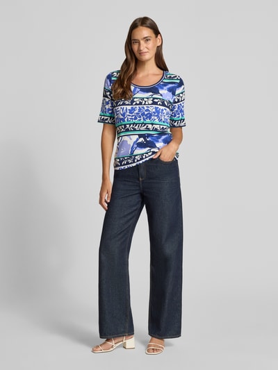 Frauenmodel trägt Damen T-Shirt mit Rundhalsausschnitt von Betty Barclay aus Baumwoll-Mix mit Stretch-Anteil, Allover-Muster in Blau, Regular-Fit, Rückenlänge bei Größe 36 44 cm, Ganzkörperansicht von vorne.