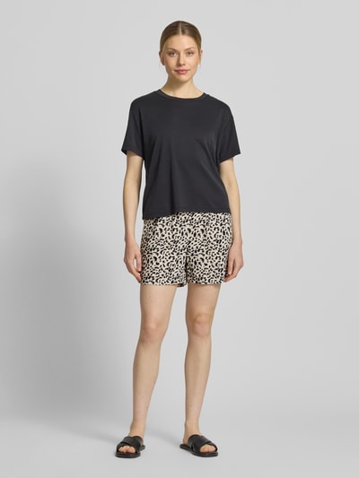 Vrouwenmodel draagt Relaxed Fit Bermudas uit viscose-linnen-mix model 'JESMILO' van Vero Moda, alloverprint, elastische tailleband, zijzakken, flamégarenmateriaal. Volledige lichaamsvooraanzicht.