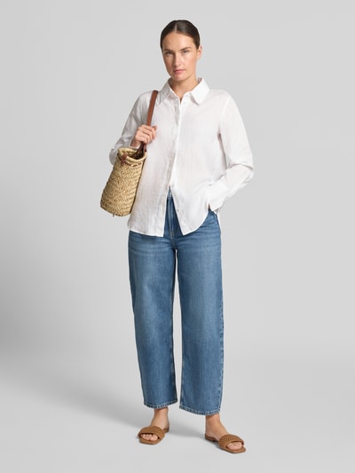 Frauenmodel trägt Relaxed Fit Jeans aus reiner Baumwolle von Jake*s Casual in Mittelblau, strukturierte Baumwolloptik, Ganzkörperansicht von vorne.