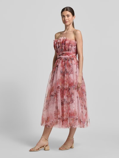 Vrouwenmodel draagt Regular Fit midi-jurk met bloemen all-over print van Lace & Beads, mesh, getailleerde pasvorm, A-lijn, strapless design, plooien, ruglengte maat S 104 cm, borstwijdte maat S 35 cm. Volledig lichaamsaanzicht van voren.