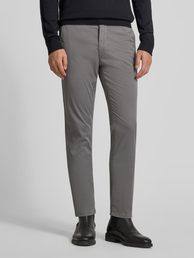 Męski model nosi Slim Fit Chino aus Baumwoll-Mix Model 'CHINO_SLIM' von BOSS, szary, fakturowany wzór, wpuszczane kieszenie, widok z przodu