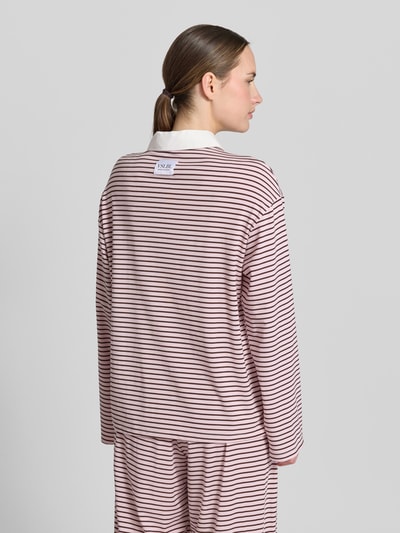 Frauenmodel trägt Regular Fit Poloshirt aus Lyocell-Mix Modell 'ANNI' von VILLA SOPHIE, Optik: Unifarben, Langarm, Jersey, Ganzkörperansicht Rückansicht.