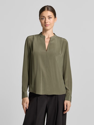 Vrouwenmodel draagt Relaxed Fit blouse met lange mouwen uit pure zijde model 'Belindina' van BOSS, Dames blouse met lange mouwen, voorkant helemaal te zien