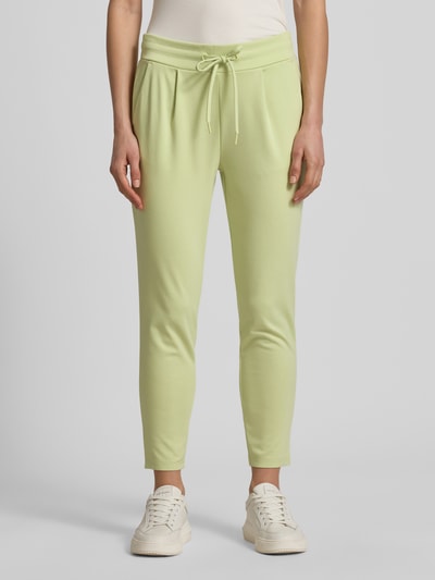 Frauenmodel trägt Sweatpants mit Tunnelzug Modell 'KATE' von ICHI in zartem Grün, Regular-Fit, Material-Mix mit Viskose-Anteil, elastischer Bund, Ganzkörperansicht von vorne.