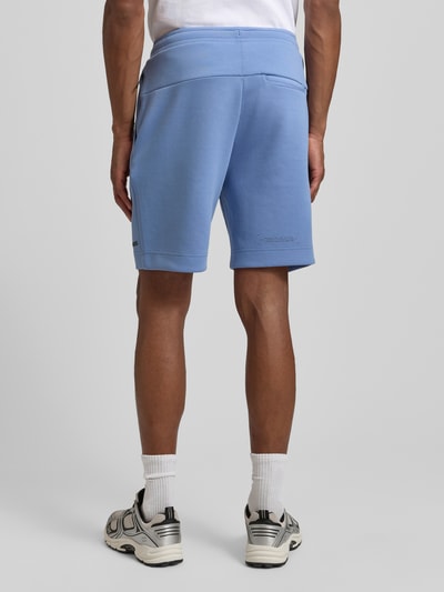 Männermodel trägt Regular Fit Sweatshorts aus Baumwoll-Mix Modell 'JT_GLOBE' von BOSS Green, jednokolorowy, z napisem z logo, szwy, elastyczny ściągacz, tunel, wpuszczane kieszenie, boczna kieszeń zapinana na zamek, wykończenie materiału: dzianina dresowa, mieszanka bawełny, Ganzkörperansicht Rückansicht