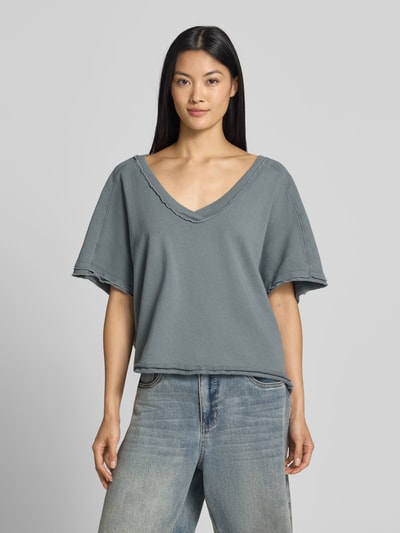 Frauenmodel trägt Sweatshirt mit 1/2-Arm von American Vintage aus reiner Baumwolle, gerader Schnitt, tiefer V-Ausschnitt, kurzärmelig, Ganzkörperansicht von vorne.