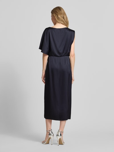 Frauenmodel trägt Schimmerndes Midikleid im One-Shoulder-Look von Comma, dunkel, Material-Mix mit Viskose-Anteil, Gerader-Schnitt, Rückansicht Ganzkörperansicht.