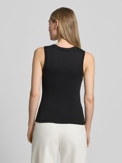 Frauenmodel trägt Slim Fit Tank Top aus reiner Baumwolle Modell 'SLIM CODY' von Tommy Hilfiger, Optik: Unifarben, Logo-Stitching, breite Träger, Ganzkörperansicht Rückansicht.