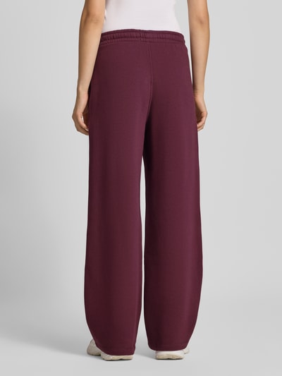 Vrouwenmodel draagt Wide Fit Sweatpants uit katoenmix Model 'Studio' van JJXX, logodetail, elastische band, binnenbeenlengte maat S 38 cm, full body achteraanzicht.