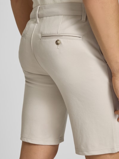 Männermodel trägt Regular Fit Bermudas aus Viskose-Mix Modell 'MARK' von Only & Sons, unifarben, Stretch-Webstruktur, Ganzkörperansicht Rückansicht.
