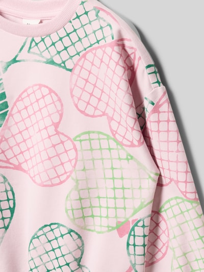 Produktfoto, Regular Fit Sweatshirt aus Baumwoll-Mix von s.Oliver RED LABEL in Rosa mit Allover-Muster aus grünen und pinken Herzen, gerippte Ärmel- und Rumpfabschlüsse, Crew Neck, Material Sweat