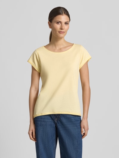 Vrouwenmodel draagt T-shirt met ronde hals van Christian Berg Woman van puur katoen, regular fit, rolzoom, ruglengte maat S 61 cm, geheellichaamsaanzicht van voren.