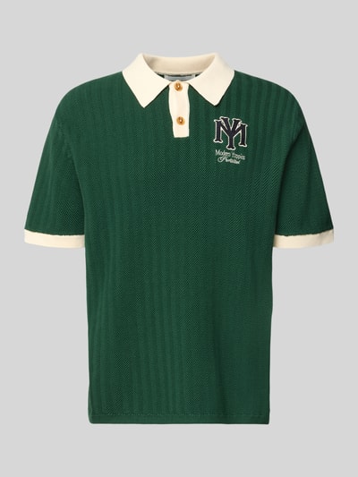 Produktfoto, Regular Fit Poloshirt mit Label-Stitching von PROHIBITED in Dunkelgrün und Creme, reine Baumwolle, Knopfleiste, Rückenlänge 70 cm bei Größe M