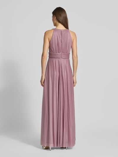 Kobiece modelka nosi Regular Fit Sukienka wieczorowa z błyszczącą siateczką od Jake*s Cocktail, efekt błyszczący, wycięcie w kształcie łezki, taliowany krój, plisy, wszyty zamek błyskawiczny, długość tyłu w rozmiarze 36: 152 cm, szerokość w rozmiarze 36: 37 cm, różowy, tekstura siateczki, widok całej sylwetki z tyłu.