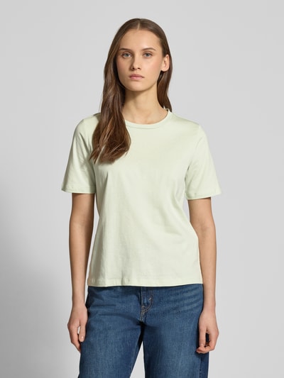 Frauenmodel trägt Regular Fit T-Shirt aus reiner Baumwolle Modell 'ONLY' von ONLY, Optik: Unifarben, Rundhals, Kurzarm, Jersey, Ganzkörperansicht von vorne.