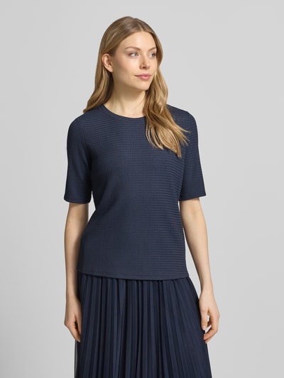 Vrouwenmodel draagt Regular Fit T-shirt met structuurpatroon van Betty Barclay in marine, elastische materiaalmix, ronde hals, halflange mouwen, ruglengte bij maat 36 is 58 cm. Ganzkörperansicht van voren.