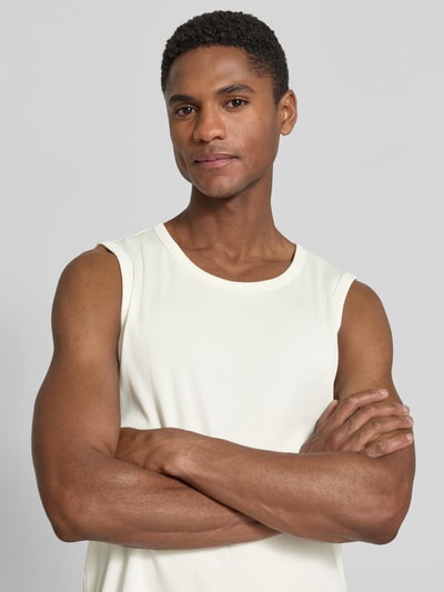 Männermodel trägt Slim Fit Tank Top aus Baumwoll-Mix von s.Oliver RED LABEL, Optik: Unifarben, Feinripp, Nahaufnahme Oberkörper