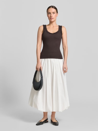 Frauenmodel trägt Trägertop mit Rundhalsausschnitt und Rüschen von Copenhagen Muse, Braun, Ripp-Optik, Slim-Fit, Baumwoll-Elasthan-Mix, kombiniert mit weißem Rock, Ganzkörperansicht von vorne