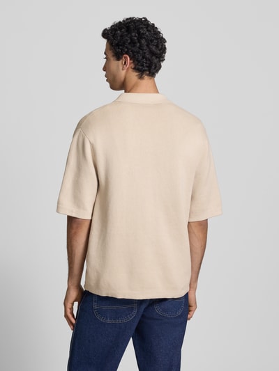 Männermodel trägt Relaxed Fit Freizeithemd aus reiner Baumwolle Modell 'SONNY' von Only & Sons in Strickoptik, Ganzkörperansicht Rückansicht.