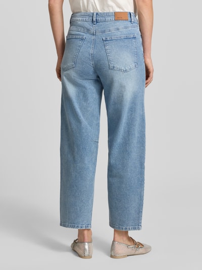 Frauenmodel trägt Barrel Fit Jeans mit Eingrifftaschen von Zero aus Baumwoll-Elasthan-Mix im Used-Look, Ganzkörperansicht Rückansicht.