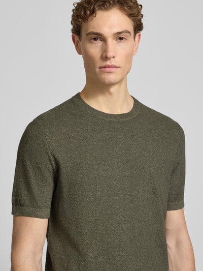 Männermodel trägt T-Shirt aus Baumwoll-Leinen-Mix von Profuomo in Olive, feine Struktur, Rundhalsausschnitt, Nahaufnahme Oberkörper.