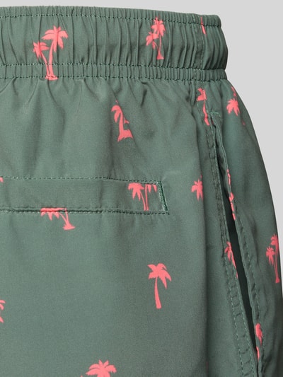 Produktfoto, Badehose mit elastischem Bund von MCNEAL für Herren, Regular-Fit, grün mit pinken Palmen, Eingriff- und Gesäßtasche, Tunnelzug