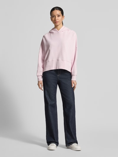 Vrouwenmodel draagt Relaxed Fit Hoodie uit reiner katoen van Marc O'Polo, look: effen kleuren, labelprint, sweat, lange mouwen, rompzoom geribd. Ganzkörperansicht von voren