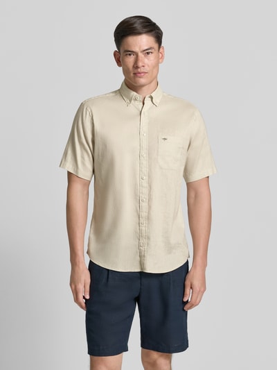 Männermodel trägt Slim Fit Freizeithemd aus Leinen-Baumwoll-Mix von Fynch-Hatton in Beige mit Brusttasche und Knopfleiste, Ganzkörperansicht von vorne.