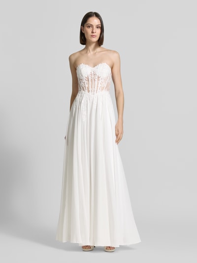 Modelka kobieca nosi sukienkę gorsetową w off-shoulder-look od Luxuar z szyfonu, taliowany krój, długa sukienka, białe hafty, długość tyłu w rozmiarze 36: 134 cm, szerokość w rozmiarze 36: 37 cm, pełny widok z przodu.