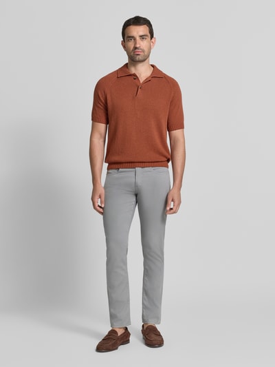 Männermodel draagt Tapered Fit Hose mit Eingrifftaschen Modell 'Lyon' van Pierre Cardin in grijs, mix van katoen en elastaan, Heren broek, ganzekijk van voren, Bandwijdte maat 32/32: 41 cm, Binnenbeenlengte maat 32/32: 80 cm.