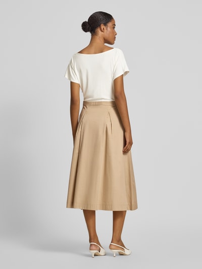 Frauenmodel trägt Midi-Freizeitkleid aus reiner Baumwolle von s.Oliver BLACK LABEL in Optik: Unifarben, Regular-Fit, Midi-Länge, Kellerfalte, Wasserfall-Ausschnitt, Logo-Applikation aus Metall, Kurzarm, seitliche Eingrifftaschen, Material: Reine Baumwolle, Viskose-Mix, Ganzkörperansicht Rückansicht