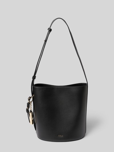 Produktfoto, czarny Bucket Bag mit Logo-Applikation Modell 'Roxie' von Furla, faktura gładka, prostokątny kształt, Szerokość w rozmiarze 1: 24 cm, długość 26 cm, głębokość 17 cm, długość paska 67 cm, komora główna na magnes, regulowany pasek na ramię, wewnętrzna kieszeń na zamek.