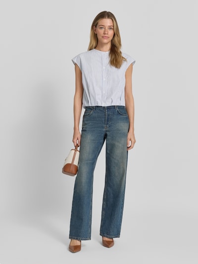 Vrouwenmodel draagt lichtblauwe boxy fit blouse met korte mouwen van puur katoen, model 'GELATINA' van Weekend Max Mara, dames. Volledige lichaamsvooraanzicht.
